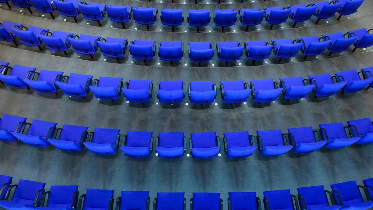 Leere Stühle der Abgeordneten im Plenarsaal im Reichstagsgebäude: Das Bündnis Sahra Wagenknecht bestätigte, dass die BSW-Abgeordneten der Rede von Selenskyj fernbleiben würden. - Foto: Gregor Fischer/dpa