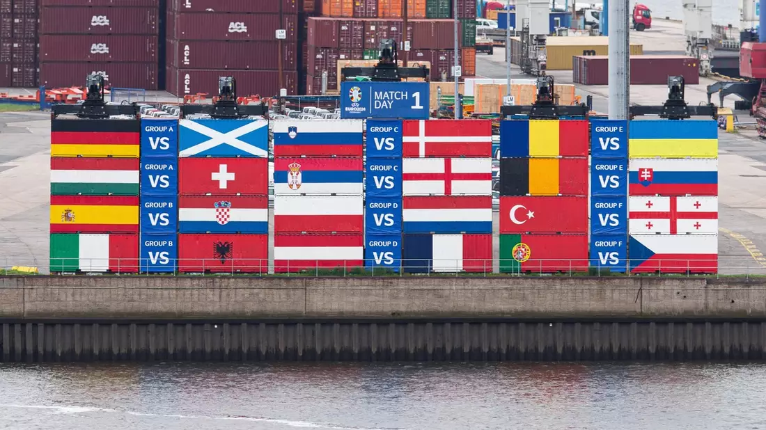 Hamburg im Fußballfieber: Hafen wird erneut zur Kulisse einer spektakulären Container-Installation zum ersten Spieltag der UEFA EURO 2024 - Bild: presseportal.de