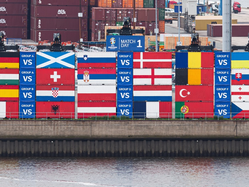 Hamburg im Fußballfieber: Hafen wird erneut zur Kulisse einer spektakulären Container-Installation zum ersten Spieltag der UEFA EURO 2024 - Foto: presseportal.de