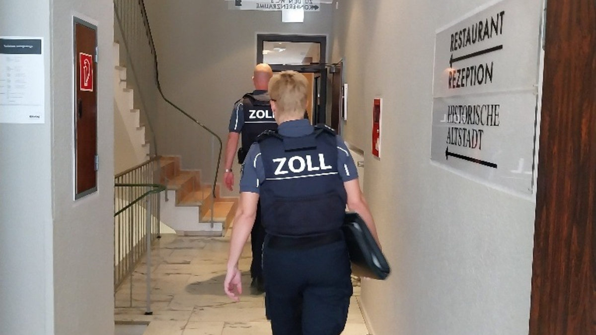HZA-BS: Bundesweite Schwerpunktprüfung gegen Schwarzarbeit im Hotel- und Gaststättengewerbe / Das Hauptzollamt Braunschweig prüft risikoorientiert in seinem gesamten Bezirk - Foto: presseportal.de