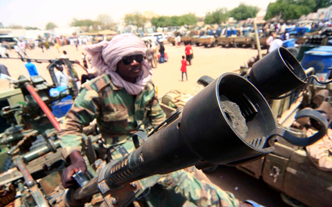 Ein Milizionär mit militärischer Ausrüstung, die angeblich während eines Gefechts im umkämpften Gebiet in Süd-Darfur erbeutet wurde (Archivbild). - Foto: Marwan Ali/epa/dpa