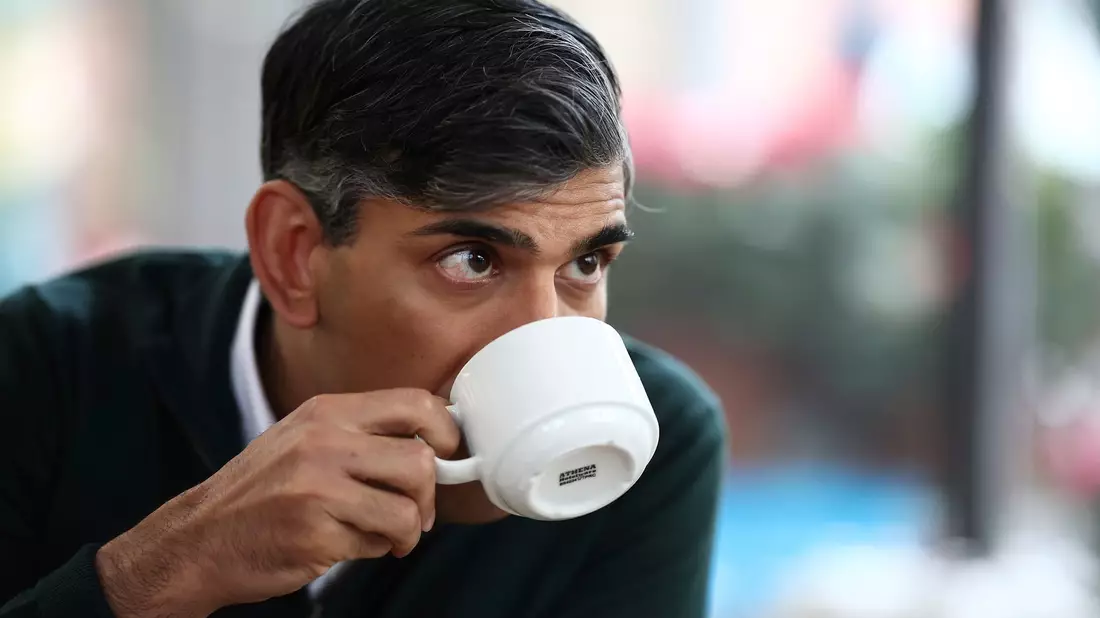 Will mit Steuererleichterungen seinen bisher misslungenen Wahlkampf retten: Rishi Sunak. - Bild: Henry Nicholls/AFP/AP/dpa