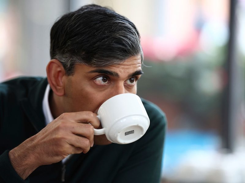 Will mit Steuererleichterungen seinen bisher misslungenen Wahlkampf retten: Rishi Sunak. - Foto: Henry Nicholls/AFP/AP/dpa