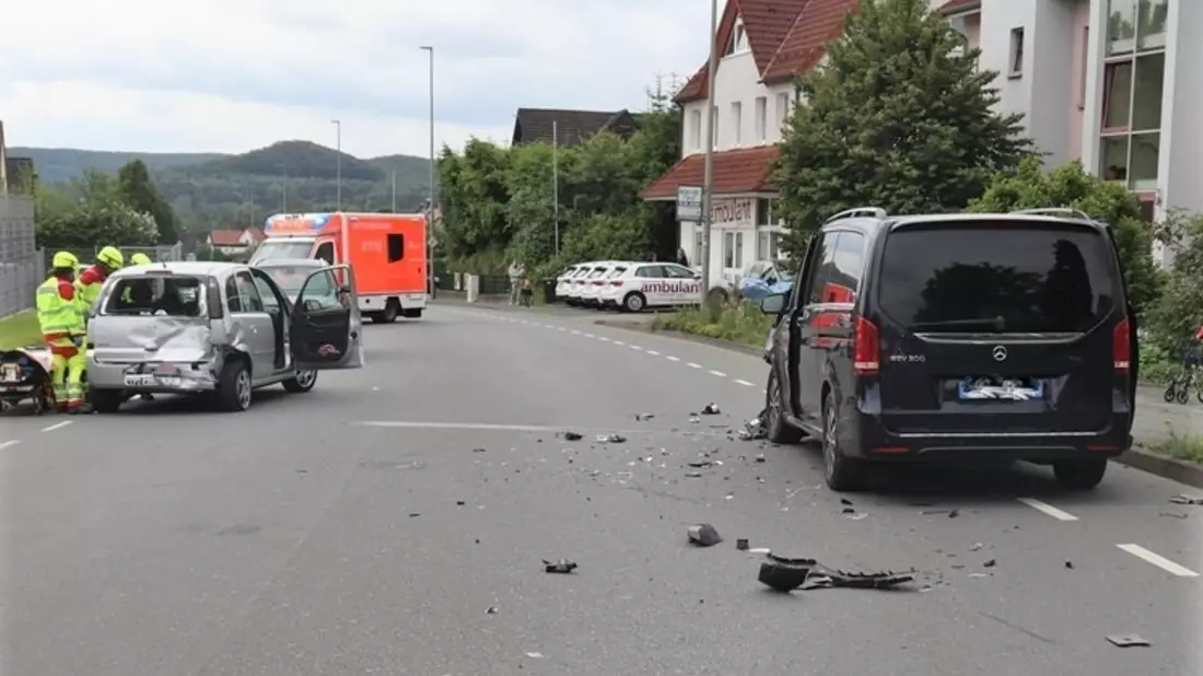 POL-HX: Auffahrunfall: Mercedes schiebt Opel auf die Gegenfahrspur - Bild: presseportal.de