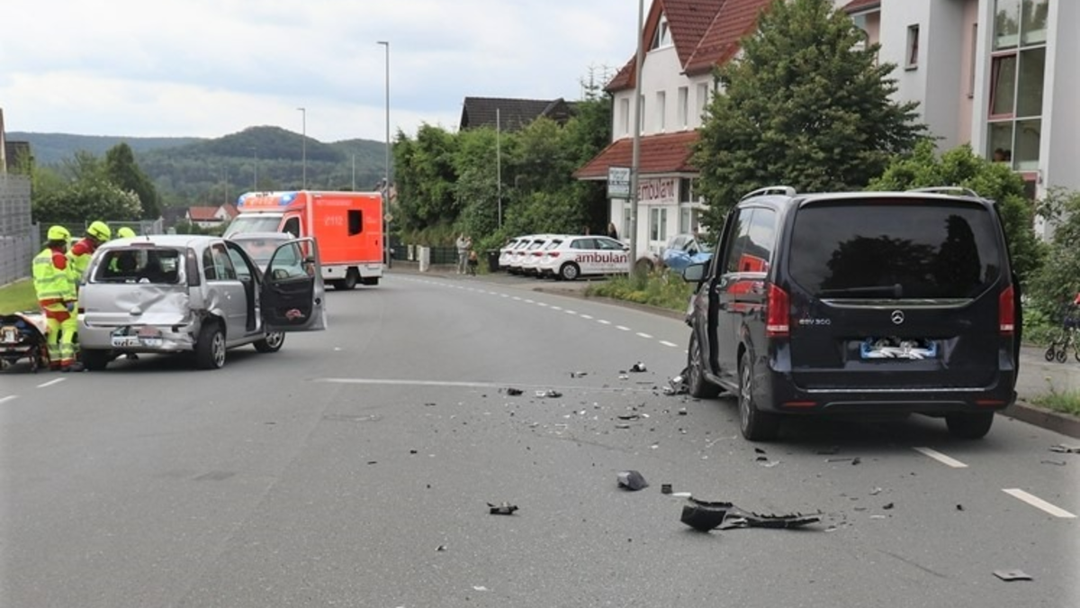 POL-HX: Auffahrunfall: Mercedes schiebt Opel auf die Gegenfahrspur - Foto: presseportal.de