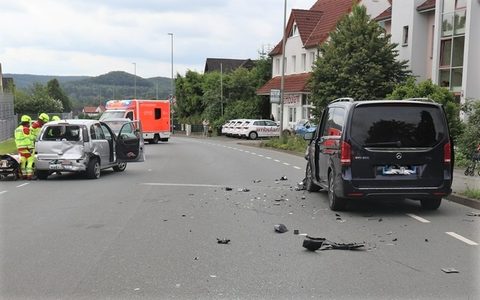 POL-HX: Auffahrunfall: Mercedes schiebt Opel auf die Gegenfahrspur - Foto: presseportal.de