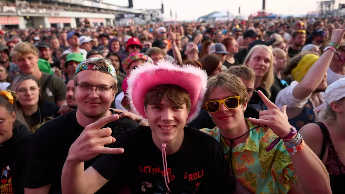 Fans beim Auftritt derRockband «Queen s of the Stone Age» beim Open-Air-Festival «Rock am Ring». - Bild: Thomas Frey/dpa