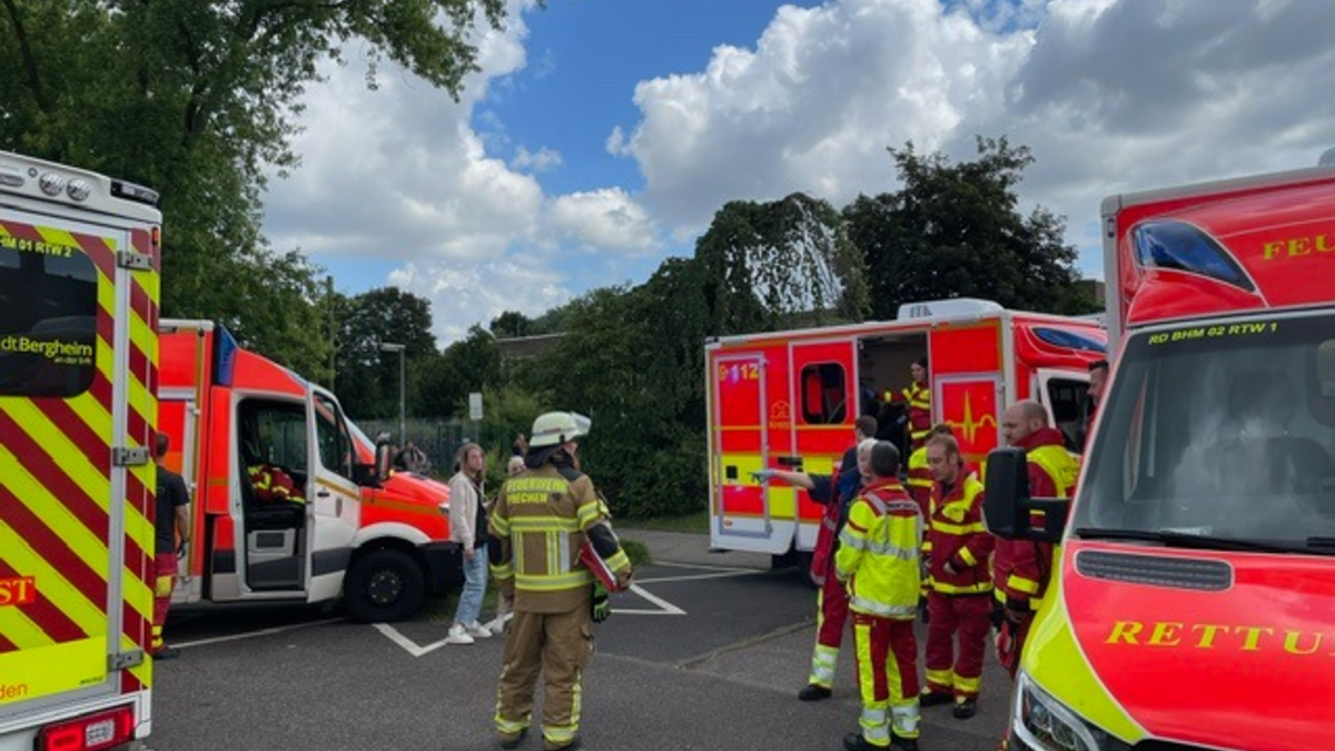 FW Bergheim: Mehrere betroffene Kinder nach vermutlichem Reizgasaustritt in Bergheimer Hauptschule Rettungsdienst behandelt 16 Kinder - Kind und Lehrerin ins Krankenhaus transportiert - Foto: presseportal.de