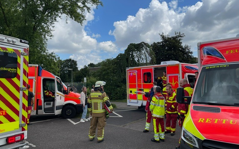 FW Bergheim: Mehrere betroffene Kinder nach vermutlichem Reizgasaustritt in Bergheimer Hauptschule Rettungsdienst behandelt 16 Kinder - Kind und Lehrerin ins Krankenhaus transportiert - Foto: presseportal.de