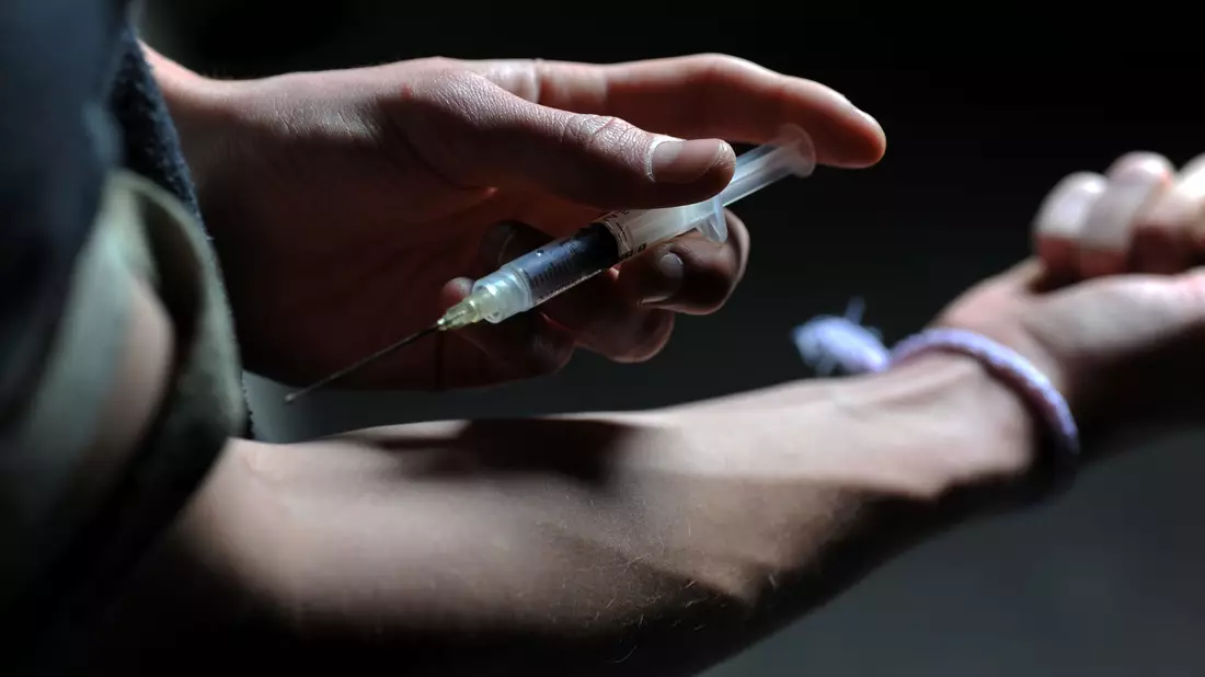 Ein Mann hält eine Heroinspritze an seinen Arm (Illustration). «Der Drogenkonsum wird in Europa schlimmer», sagt EU-Innenkommissarin Ylva Johansson. - Bild: Frank Leonhardt/dpa