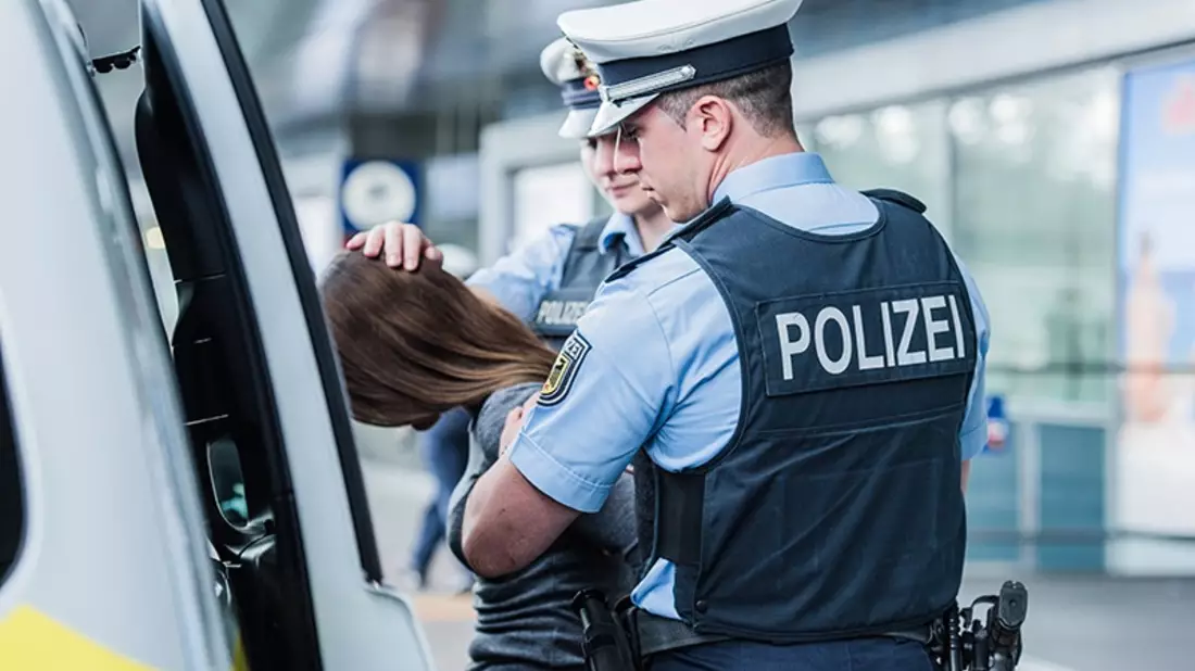 Bundespolizeidirektion München: Gesuchte Rumäninnen gefunden/ Bundespolizei vollstreckt zwei Haftbefehle - Bild: presseportal.de