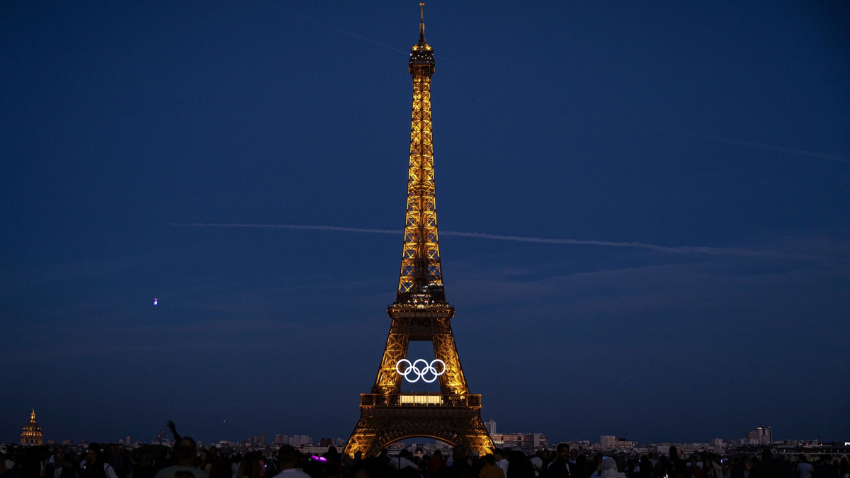 Die olympischen Ringe sind auf dem Eiffelturm in Paris zu sehen. - Foto: Aurelien Morissard/AP/dpa
