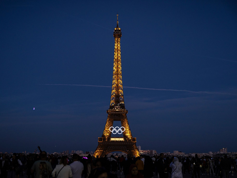Die olympischen Ringe sind auf dem Eiffelturm in Paris zu sehen. - Foto: Aurelien Morissard/AP/dpa