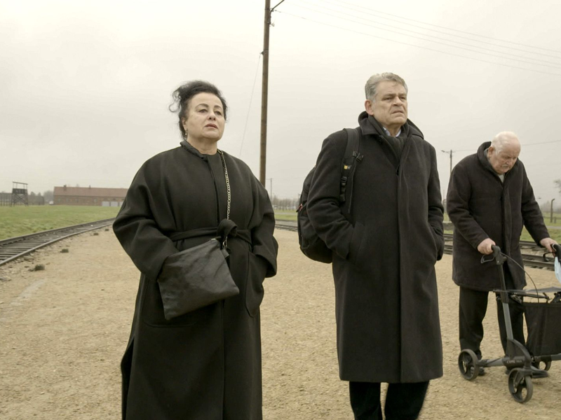 Maya Lasker-Wallfisch (l-r), Kai Höss und Hans Jürgen Höss in einer Szene des Films «Der Schatten des Kommandanten». - Foto: -/Courtesy Of Warner Bros. Picture/dpa