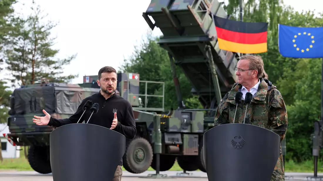 Ukraines Präsident Wolodymyr Selenskyj und Verteidigungsminister Boris Pistorius informieren sich auf einem Truppenübungsplatz über die Ausbildung von ukrainischen Soldaten am Flugabwehrraketensystem vom Typ «Patriot». - Bild: Jens Büttner/dpa