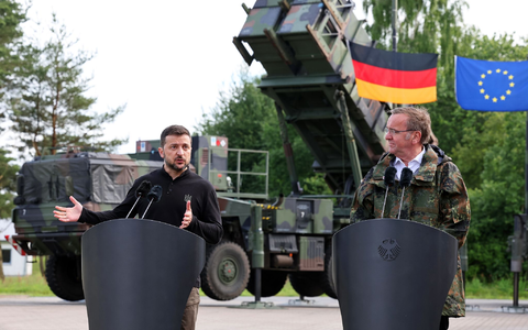 Ukraines Präsident Wolodymyr Selenskyj und Verteidigungsminister Boris Pistorius informieren sich auf einem Truppenübungsplatz über die Ausbildung von ukrainischen Soldaten am Flugabwehrraketensystem vom Typ «Patriot». - Foto: Jens Büttner/dpa