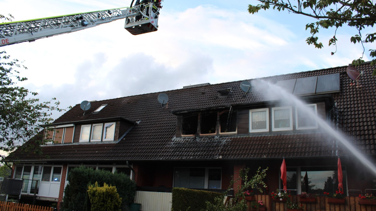 FFW Fredenbeck: Wohnungsbrand in Helmste / 150 Einsatzkräfte im Einsatz - Foto: presseportal.de