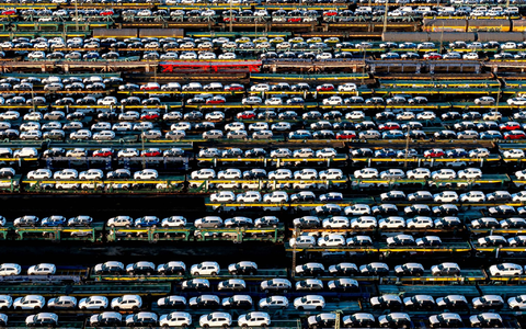 Zwischen 2019 und 2024 ist die Kluft zwischen Einkommen und Autopreise gewachsen. (Symbolbild) - Foto: Sina Schuldt/dpa Zwischen 2019 und 2024 ist die Kluft zwischen Einkommen und Autopreise gewachsen. (Symbolbild) - Foto: Sina Schuldt/dpa