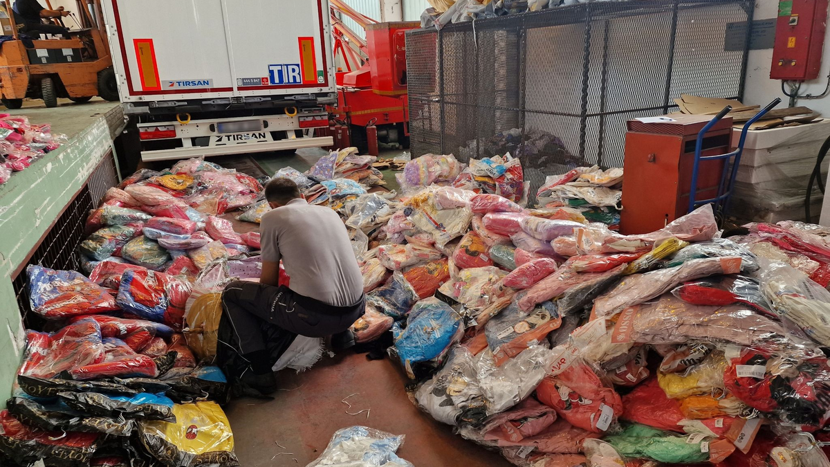 Vor der Fußball-EM und anderen großen Sportereignissen hat die EU vor Markenpiraterie und illegalem Streaming gewarnt. - Foto: Serbische Polizei/EUIPO/dpa