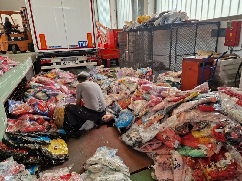 Vor der Fußball-EM und anderen großen Sportereignissen hat die EU vor Markenpiraterie und illegalem Streaming gewarnt. - Foto: Serbische Polizei/EUIPO/dpa