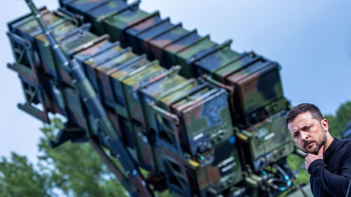 Wolodymyr Selenskyj (l.) und Boris Pistorius nach einem Besuch der Ausbildung von ukrainischen Soldaten am Flugabwehrraketensystem vom Typ «Patriot» auf einem Truppenübungsplatz in Mecklenburg-Vorpommern. - Foto: Jens Büttner/dpa