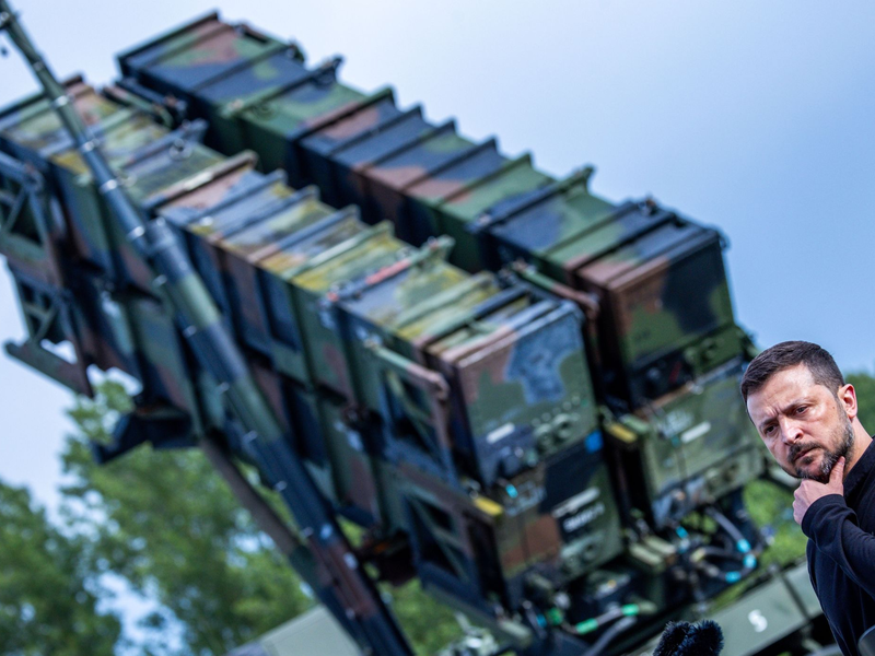 Wolodymyr Selenskyj (l.) und Boris Pistorius nach einem Besuch der Ausbildung von ukrainischen Soldaten am Flugabwehrraketensystem vom Typ «Patriot» auf einem Truppenübungsplatz in Mecklenburg-Vorpommern. - Foto: Jens Büttner/dpa