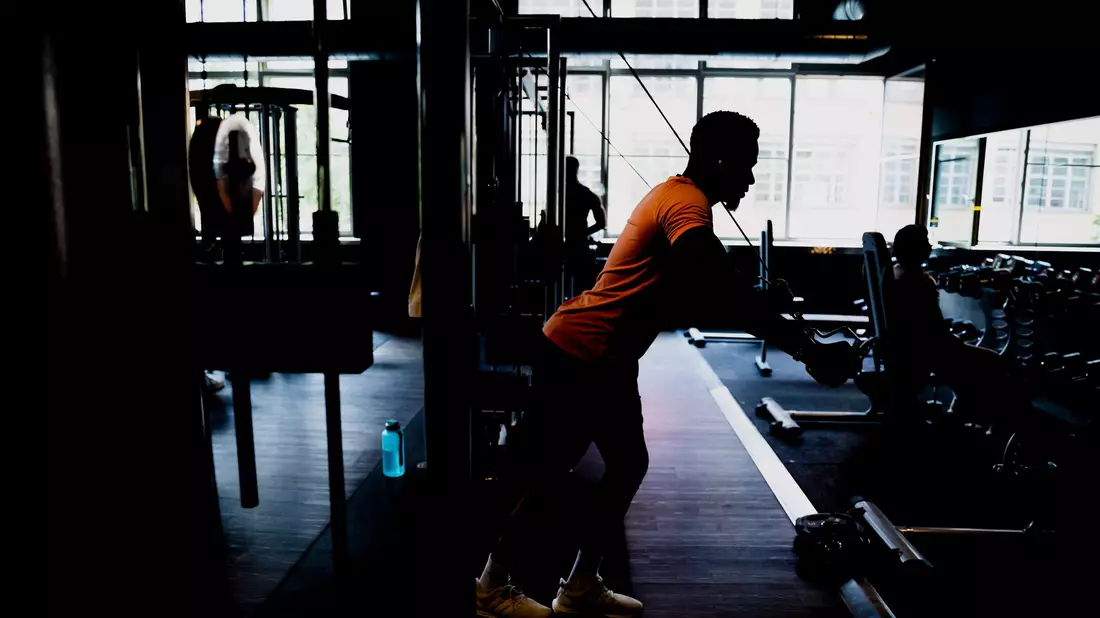 Ein Mann trainiert in einem Fitnessstudio in Berlin. Der Bund der Versicherer (BdV) hält einige Regelungen eines Versicherungstarifs der Generali-Tochter Dialog Lebensversicherungen für intransparent. - Bild: Christoph Soeder/dpa