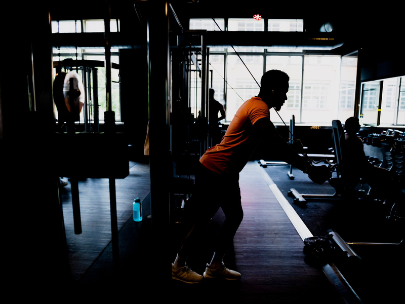 Ein Mann trainiert in einem Fitnessstudio in Berlin. Der Bund der Versicherer (BdV) hält einige Regelungen eines Versicherungstarifs der Generali-Tochter Dialog Lebensversicherungen für intransparent. - Foto: Christoph Soeder/dpa