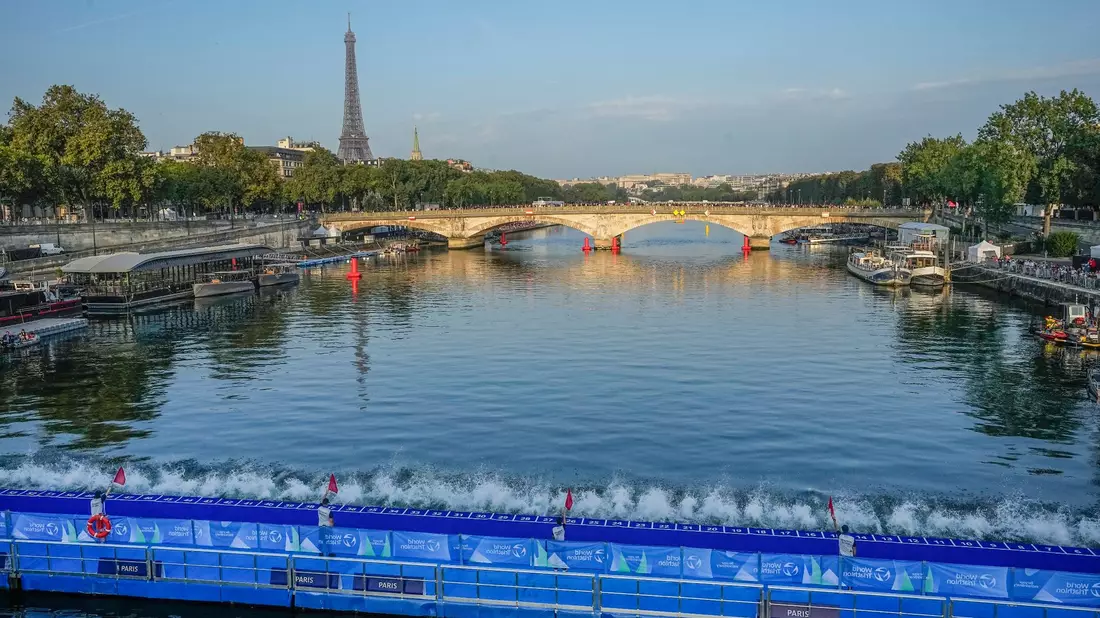 Wird die Seine tatsächlich sauber genug zum Schwimmen sein oder nicht - in Paris ist dies vor den Olympischen Spielen im Sommer eine vieldiskutierte Frage. Der Ehrgeiz der Organisatoren ist es, Wettkämpfe in dem Fluss im Herzen der Stadt abzuhalten. - Bild: Michel Euler/AP/dpa