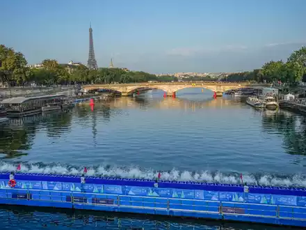 Wird die Seine tatsächlich sauber genug zum Schwimmen sein oder nicht - in Paris ist dies vor den Olympischen Spielen im Sommer eine vieldiskutierte Frage. Der Ehrgeiz der Organisatoren ist es, Wettkämpfe in dem Fluss im Herzen der Stadt abzuhalten. - Foto: Michel Euler/AP/dpa