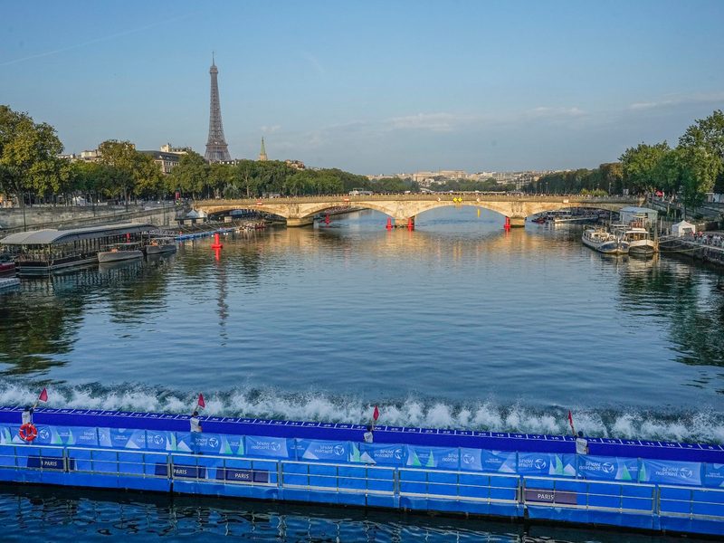 Wird die Seine tatsächlich sauber genug zum Schwimmen sein oder nicht - in Paris ist dies vor den Olympischen Spielen im Sommer eine vieldiskutierte Frage. Der Ehrgeiz der Organisatoren ist es, Wettkämpfe in dem Fluss im Herzen der Stadt abzuhalten. - Foto: Michel Euler/AP/dpa