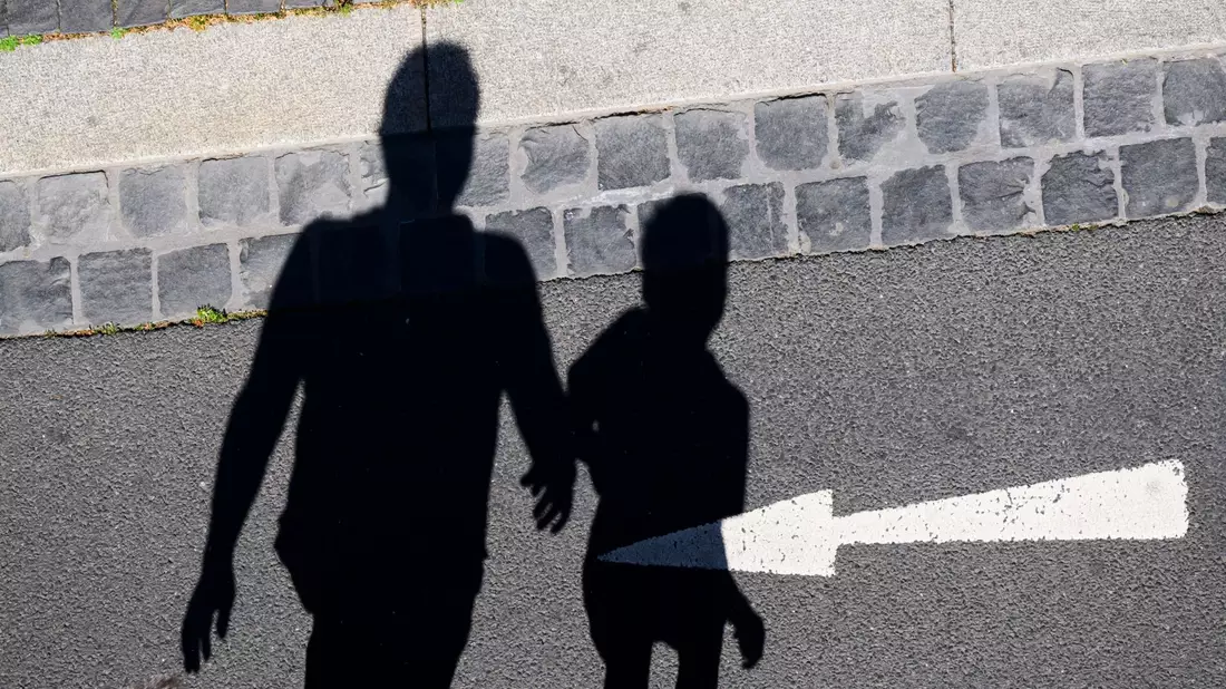 Scheinvaterschaften sind schon heute verboten - Behörden tun sich schwer, dagegen effektiv vorzugehen (Symbolbild). - Bild: Julian Stratenschulte/dpa