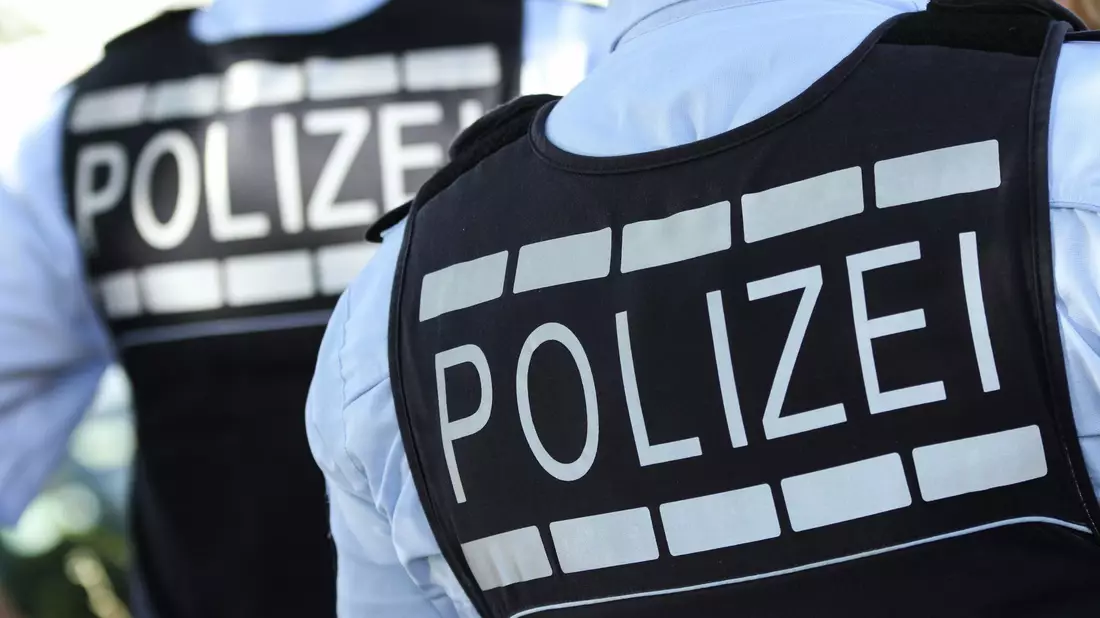 Die Polizei durchsuchte insgesamt acht Objekte. - Bild: Silas Stein/dpa