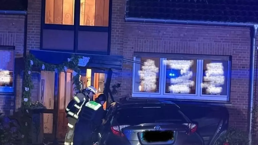 POL-WES: Xanten - Auto fährt gegen Hauswand / Fahrer verletzt - Bild: presseportal.de