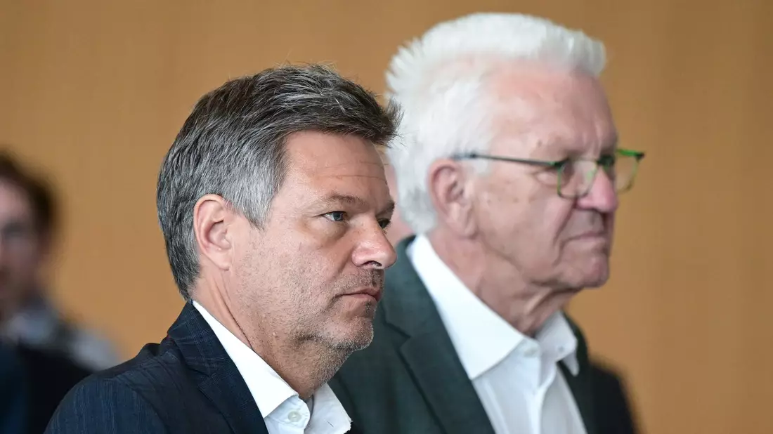 Vizekanzler Robert Habeck (l.) und Winfried Kretschmann. - Bild: Bernd Weißbrod/dpa
