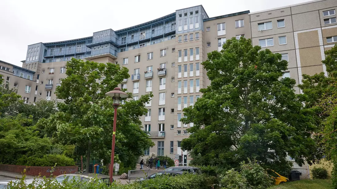 Ein schwer verletztes kleines Mädchen ist in einer Katzenbox im Berliner Bezirk Treptow-Köpenick vor dem Mietshaus gefunden worden. - Bild: Jörg Carstensen/dpa