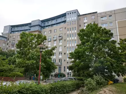 Ein schwer verletztes kleines Mädchen ist in einer Katzenbox im Berliner Bezirk Treptow-Köpenick vor dem Mietshaus gefunden worden. - Foto: Jörg Carstensen/dpa