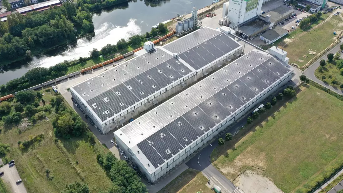 Bis zu 30° Dachneigung ohne Dachdurchdringung / Der Deutsche Hersteller für Photovoltaik-Unterkonstruktionen BK Solar System präsentiert auf der Intersolar Europe seinen Kassenschlager IROC® DP - Bild: presseportal.de