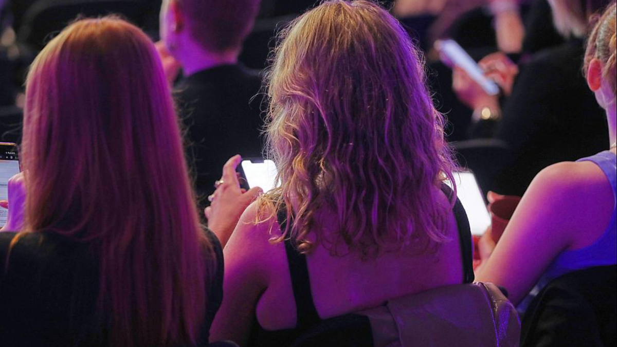 Junge Leute mit Smartphone (Archiv) - Foto: über dts Nachrichtenagentur