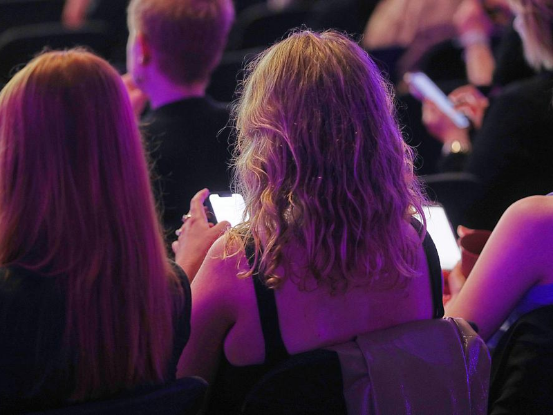 Junge Leute mit Smartphone (Archiv) - Foto: über dts Nachrichtenagentur