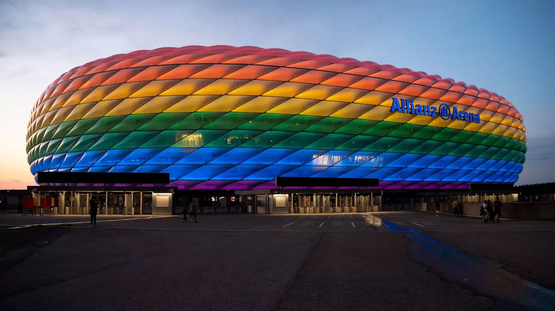 In diesem Jahr leuchtet die Arena während der EM in Regenbogenfarben - aber nicht bei einem Spiel. - Bild: Sven Hoppe/dpa