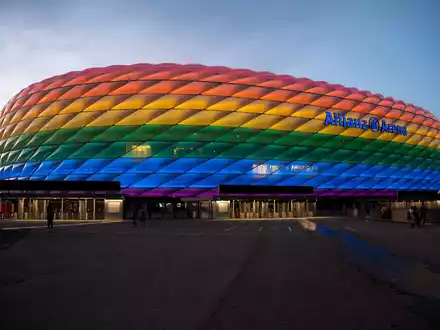 In diesem Jahr leuchtet die Arena während der EM in Regenbogenfarben - aber nicht bei einem Spiel. - Foto: Sven Hoppe/dpa