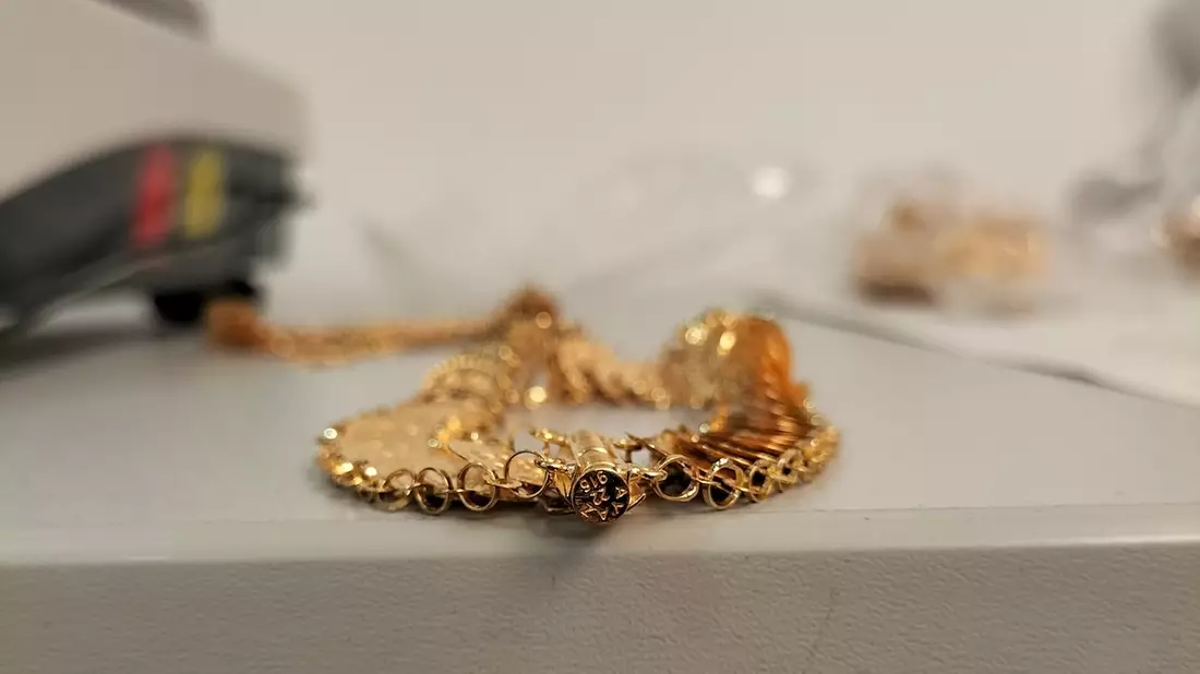 HZA-IZ: 40.000,- EUR Strafe für vier Kilogramm geschmuggeltes Gold durch Zollkontrolle am Hamburger Flughafen / Kontrollen des Zolls am Flughafen Hamburg zahlten sich aus - Bild: presseportal.de