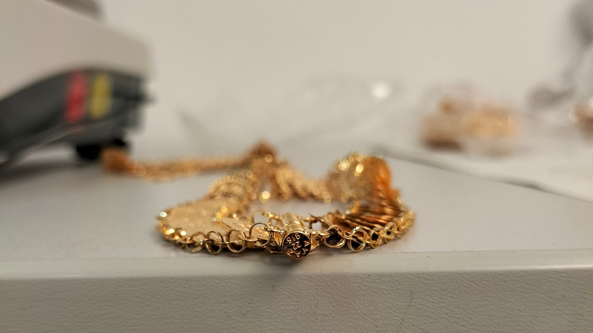 HZA-IZ: 40.000,- EUR Strafe für vier Kilogramm geschmuggeltes Gold durch Zollkontrolle am Hamburger Flughafen / Kontrollen des Zolls am Flughafen Hamburg zahlten sich aus - Foto: presseportal.de