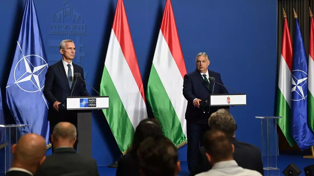 Viktor Orban (r.) und Jens Stoltenberg während einer gemeinsamen Pressekonferenz in Budapest. - Bild: Zoltan Mathe/MTI/AP/dpa
