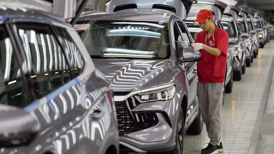 Chinesische Elektroautos sind normalerweise rund 20 Prozent günstiger als in der EU hergestellte Modelle. - Bild: Li Jianan/XinHua/dpa