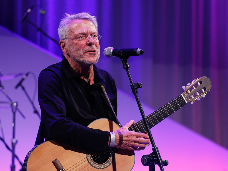 Der Sänger Reinhard Mey: «Mir sind die Ängste und Schrecken des Krieges sehr bewusst, ich bin im Krieg geboren und habe sie selbst erlebt, und erinnere mich gut, auch wenn ich ein kleines Kind war». - Foto: Gerald Matzka/dpa-Zentralbild/dpa