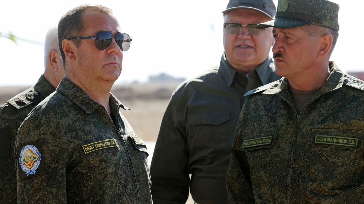 Hat sich seit dem russischen Angriff auf die Ukraine zu einem der größten Hardliner entwickelt: Dmitri Medwedew (l.). - Foto: Ekaterina Shtukina/Pool Sputnik Kremlin/AP/dpa