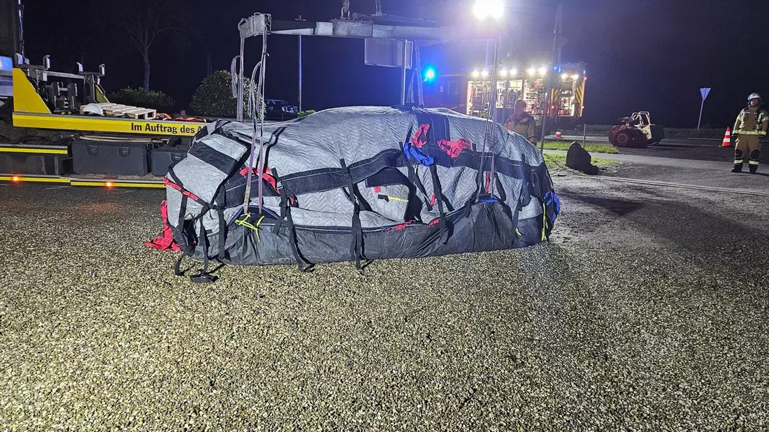 FW Xanten: PKW kollidiert mit Hauswand - Bild: presseportal.de
