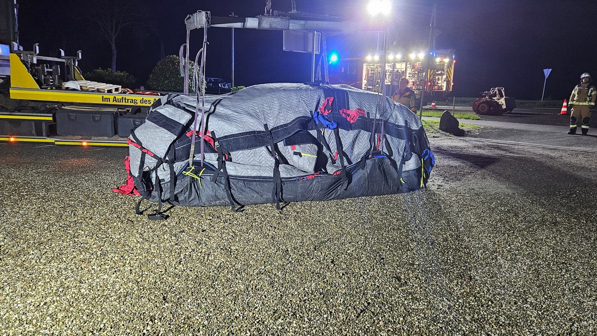 FW Xanten: PKW kollidiert mit Hauswand - Foto: presseportal.de